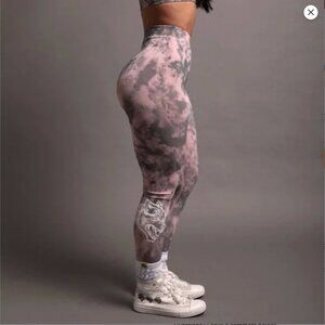 Darc Sport She Big Wolf Head "Everson Seamless" Leggings in Fog